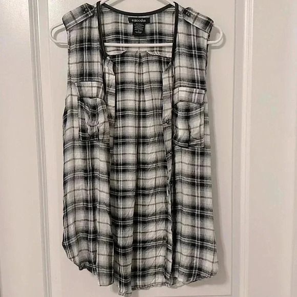 STOOSH Sleeveless Button Down Top (Colors- Black, White & Blue) - Picture 1 of 15